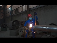 Rohstoffe für Edelstahlrohr werden vor der Produktion poliert, um Mängel zu beseitigen